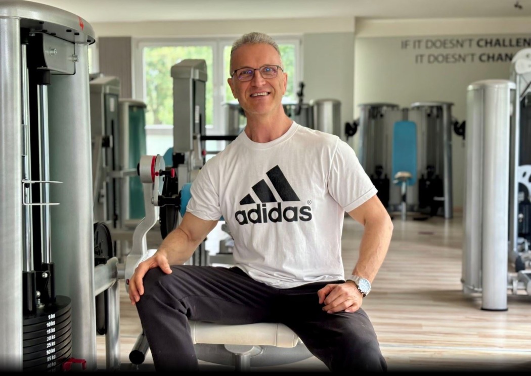 "Impuls Sport"-Inhaber Horst Polder zeigt die hochmodernen „EGYM“-Geräte, die sich KI-gestützt auf den Sportler einstellen lassen.